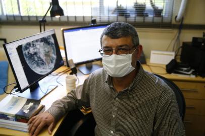 PORTO ALEGRE, RS, BRASIL,  30/08/2021- Retratos do professor Francisco Eliseu Aquino, especialista em Climatologia, da UFRGS, para o Com a Palavra. Foto: Félix Zucco / Agencia RBS<!-- NICAID(14876411) -->