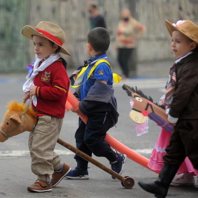 CAXIAS DO SUL, RS, BRASIL, 16/09/2021 - Com apoio da bm, crianças da escolinha Pintando o Sete  desfilam com seus cavalinhos em homenagem à Semana Farroupilha.  (Marcelo Casagrande/Agência RBS)<!-- NICAID(14891370) -->