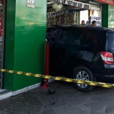 Um acidente mobilizou a Brigada Militar e assustou quem passava pela Avenida General Flores da Cunha, em Cachoeirinha, na Região Metropolitana, na tarde desta quinta-feira (16). Um automóvel invadiu o interior uma farmácia durante tentativa de fuga de uma abordagem no bairro Vila Imbui.Eu Josias Urias Lemos portador da rg 1032912816 autorizo o uso das imagens por mim produzidas ao repórter Eduardo Paganella<!-- NICAID(14891727) -->