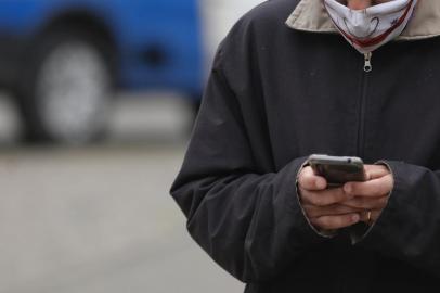 Porto Alegre, RS, Brasil, 17-09-2021: Pedestres circulam pela região central. Há pessoas distraídas, com celular nas mãos, fones de ouvido, e algumas que usam a bolsa ou mochila segura em frente ao corpo como medida de segurança. Roubo a pedestres teve queda, mas bairro Centro ainda é o que registra maior número de ocorrências. Foto: Mateus Bruxel / Agência RBSIndexador: Mateus Bruxel<!-- NICAID(14892085) -->