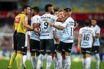 Gremio x FlamengoFUTEBOL/CAMPEONATO BRASILEIRO 2021 /GREMIO X FLAMENGO - ESPORTES - Lance da partida entre Gremio e Flamengo disputada na noite deste domingo no Estadio do Maracana, no Rio de Janeiro, em partida valida pela Campeonato Brasileiro 2021. FOTO: LUCAS UEBEL/GREMIO FBPAEditoria: SPOLocal: Rio de JaneiroIndexador: Lucas UebelSecao: futebolFonte: Gremio.netFotógrafo: Gremio x Flamengo<!-- NICAID(14893696) -->