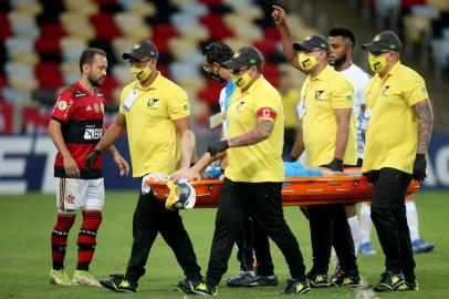 FLAMENGO X GRÊMIORJ - FUTEBOL/BRASILEIRÃO/FLAMENGO X GRÊMIO - ESPORTES - O goleiro Gabriel Chapecó, do Grêmio, é   levado de maca na partida contra o   Flamengo válida pela 21ª rodada do   Campeonato Brasileiro, Série A,   realizada no Estádio do Maracanã, na   zona norte do Rio de Janeiro, na noite   deste domingo, 19 de setembro de 2021.    19/09/2021 - Foto: WILTON JUNIOR/ESTADÃO CONTEÚDOEditoria: ESPORTESLocal: RIO DE JANEIROIndexador: WILTON JUNIORFonte: ESTADÃ¿O CONTEÃ¿DOFotógrafo: ESTADÃO CONTEÚDO<!-- NICAID(14893728) -->