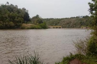 Corpo de jovem de 22 anos, identificado como Jonatan Santos Nunes Ferreira, foi retirado sem vida das águas do Rio Carreiro, em Serafina Corrêa. Ele teria se afogado ainda ano domingo.<!-- NICAID(14894193) -->