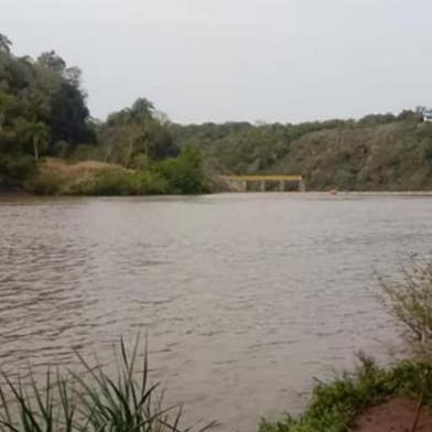 Corpo de jovem de 22 anos, identificado como Jonatan Santos Nunes Ferreira, foi retirado sem vida das águas do Rio Carreiro, em Serafina Corrêa. Ele teria se afogado ainda ano domingo.<!-- NICAID(14894193) -->