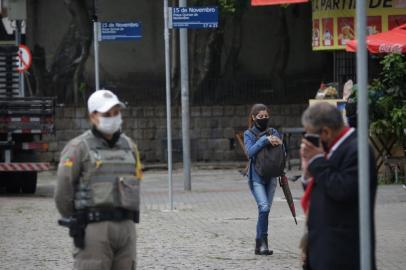 Porto Alegre, RS, Brasil, 17-09-2021: Pedestres circulam pela região central. Há pessoas distraídas, com celular nas mãos, fones de ouvido, e algumas que usam a bolsa ou mochila segura em frente ao corpo como medida de segurança. Roubo a pedestres teve queda, mas bairro Centro ainda é o que registra maior número de ocorrências. Foto: Mateus Bruxel / Agência RBSIndexador: Mateus Bruxel<!-- NICAID(14892086) -->