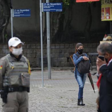 Porto Alegre, RS, Brasil, 17-09-2021: Pedestres circulam pela região central. Há pessoas distraídas, com celular nas mãos, fones de ouvido, e algumas que usam a bolsa ou mochila segura em frente ao corpo como medida de segurança. Roubo a pedestres teve queda, mas bairro Centro ainda é o que registra maior número de ocorrências. Foto: Mateus Bruxel / Agência RBSIndexador: Mateus Bruxel<!-- NICAID(14892086) -->