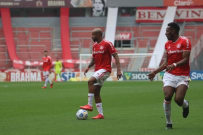 O meia Patrick e o lateral Moisés em jogo contra o Fortaleza no Beira-Rio, válido pela 21ª rodada do Brasileirão 2021.<!-- NICAID(14894340) -->