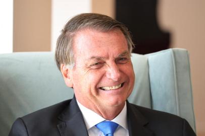 NOVA YORK, NOVA YORK - 20 DE SETEMBRO: O presidente do Brasil Jair Bolsonaro ri enquanto se senta com o primeiro-ministro britânico Boris Johnson para uma reunião bilateral na residência diplomática do Reino Unido em 20 de setembro de 2021 na cidade de Nova York. O primeiro-ministro britânico é um dos mais de 100 chefes de estado ou de governo a comparecer pessoalmente à 76ª sessão da Assembleia Geral da ONU, embora o tamanho das delegações seja menor devido à pandemia de Covid-19. Michael M. Santiago-Pool / Getty Images / AFP (Foto: Michael M. Santiago / GETTY IMAGES NORTH AMERICA / Getty Images via AFP)<!-- NICAID(14894320) -->