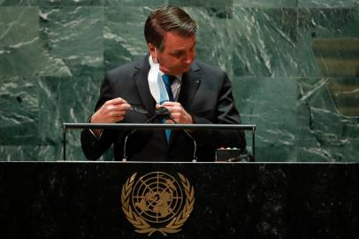 Brazils President Jair Bolsonaro addresses the 76th Session of the UN General Assembly on September 21, 2021 in New York. - The summit will feature the first speech to the world body by US President Joe Biden, who has described a rising and authoritarian China as the paramount challenge of the 21st century. (Photo by POOL / AFP)Editoria: POLLocal: New YorkSecao: politics (general)Fonte: POOL<!-- NICAID(14894609) -->