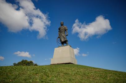 Porto Alegre, RS, Brasil - 25/06/2021 - Estátua do Laçador precisa de restauração. (Foto: Anselmo Cunha/Agência RBS)<!-- NICAID(14818292) -->