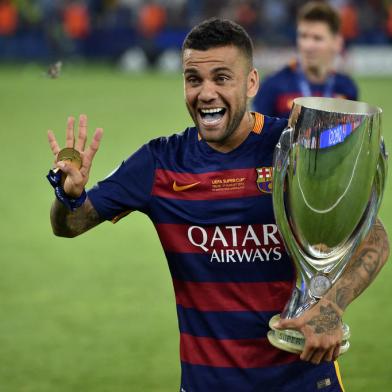 561465655Barcelonas Brazilian defender Dani Alves celebrates with the trophy after winning the UEFA Super Cup final football match between FC Barcelona and Sevilla FC on August 11, 2015 at the Boris Paichadze Dinamo Arena in Tbilisi. AFP PHOTO / KIRILL KUDRYAVTSEV (Photo by KIRILL KUDRYAVTSEV / AFP)Editoria: SPOLocal: TbilisiIndexador: KIRILL KUDRYAVTSEVSecao: soccerFonte: AFPFotógrafo: STR<!-- NICAID(14895282) -->