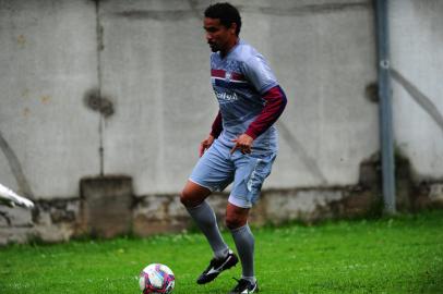 CAXIAS DO SUL, RS, BRASIL, 08/09/2021. Treino do Caxias no CT Baixada Rubra/Vanderlei Bersaghi. O Caxias se prepara para a segunda fase da Série D do Campeonato Brasileir. Na foto, zagueiro Rafael Lima. (Porthus Junior/Agência RBS)<!-- NICAID(14884507) -->