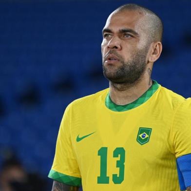 Brazils defender Dani Alves looks on prior to the Tokyo 2020 Olympic Games mens group D first round football match between Brazil and Germany at the Yokohama International Stadium in Yokohama on July 22, (Photo by DANIEL LEAL-OLIVAS / AFP)Editoria: SPOLocal: YokohamaIndexador: DANIEL LEAL-OLIVASSecao: soccerFonte: AFPFotógrafo: STF<!-- NICAID(14841347) -->