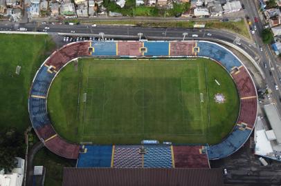 CAXIAS DO SUL, RS, BRASIL, 18/02/2020. Vista aérea do estádio Francisco Stédile, mais conhecido como Estádio Centenário. Ele serár palco do único jogo da final da Taça Cel. Ewaldo Poeta, primeiro turno do Campeonato Brasileiro. O confronto será SER Caxias x Grêmio, no próximo sábado (22/02).  (Porthus Junior/Agência RBS)<!-- NICAID(14423591) -->