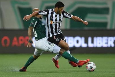 Palmeiras e Atlético-MG se enfrentaram pela semifinal da Copa Libertadores. Na foto, Hulk e Felipe Melo. <!-- NICAID(14895703) -->