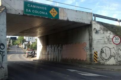 Três jovens foram apreendidos pela Guarda Municipal neste domingo quando pichavam o viaduto da Rota do Sol, no acesso ao bairro Nossa Senhora da Saúde, em Caxias do Sul.Com os dois maiores de idade e um adolescente foram encontrados sprays, tintas e outros materiais utilizados para o crime. Os objetos foram levados para a delegacia onde foi confeccionado o boletim de ocorrência.<!-- NICAID(11234326) -->