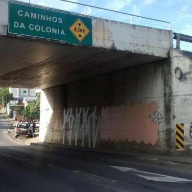 Três jovens foram apreendidos pela Guarda Municipal neste domingo quando pichavam o viaduto da Rota do Sol, no acesso ao bairro Nossa Senhora da Saúde, em Caxias do Sul.Com os dois maiores de idade e um adolescente foram encontrados sprays, tintas e outros materiais utilizados para o crime. Os objetos foram levados para a delegacia onde foi confeccionado o boletim de ocorrência.<!-- NICAID(11234326) -->