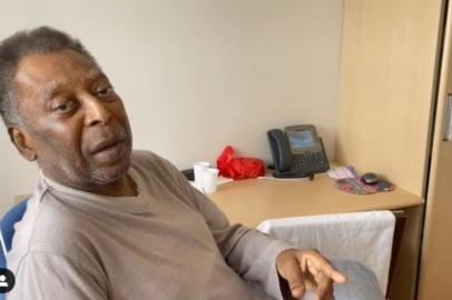 Ainda no Hospital Albert Einstein se recuperando de uma cirurgia para retirada de um tumor no cólon, Pelé, 80 anos, segue em plena recuperação. Diariamente, a filha dele, Kely Nascimento, atualiza o quadro do eterno camisa 10 com publicações nas redes sociais. Desta vez, nesta quarta-feira (22), Pelé apareceu sorridente cantando o hino Santos.<!-- NICAID(14896180) -->