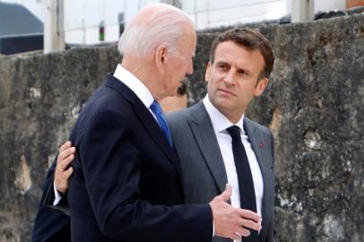 (ARQUIVOS) Nesta foto de arquivo o presidente dos EUA Joe Biden (L) e o presidente da França Emmanuel Macron falam após a foto de família no início da cúpula do G7 em Carbis Bay, Cornwall em 11 de junho de 2021. - O presidente dos EUA Joe Biden e seu francês O homólogo Emmanuel Macron falou pela primeira vez em 22 de setembro de 2021 desde que surgiu uma discussão sobre a venda de submarinos para a Austrália, prometendo restaurar a confiança prejudicada pelo que Paris viu como traição. Macron ficou furioso com a decisão da Austrália na semana passada de abandonar um acordo de 2016 para comprar submarinos a diesel da França em favor dos nucleares dos Estados Unidos e da Grã-Bretanha, que havia sido negociado secretamente.Em um comunicado conjunto emitido após a convocação, os líderes prometeram lançar um processo de consultas aprofundadas ... para garantir a confiança e se reunir na Europa no final de outubro em um local não especificado. (Foto de Ludovic MARIN / AFP)<!-- NICAID(14896230) -->