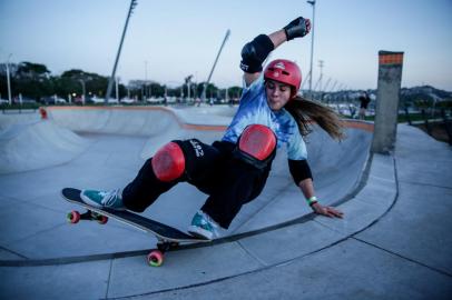 PORTO ALEGRE, RS, BRASIL - 22.09.2021 - Meninas skatistas vão testar a nova pista de skate da orla. (Foto: Marco Favero/Agencia RBS)<!-- NICAID(14896377) -->