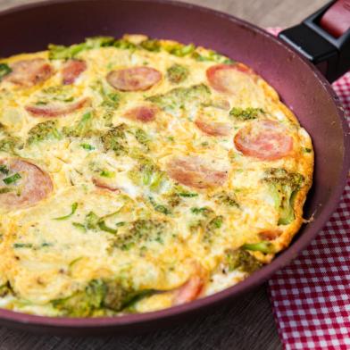 PORTO ALEGRE, RS, BRASIL - 16-09-2016 - Casa Destemperados. Ingredientes da primavera.  Fritatta de brócolis, com batata e calabresa (FOTO: OMAR FREITAS/AGÊNCIA RBS)Indexador: Omar Freitas<!-- NICAID(12444829) -->