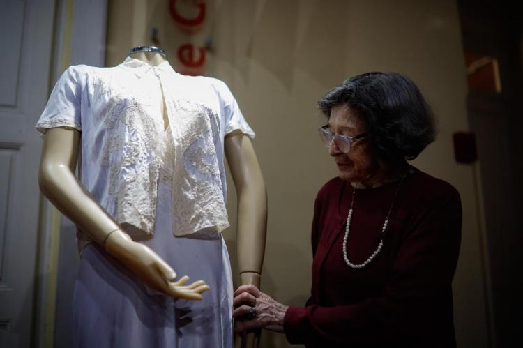 Museu expõe vestido de casamento e encontra noiva que o usou há 70