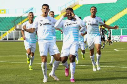 Brasileiro de Aspirantes - Figueirense x GrêmioFoto: Renan Jardim/Grêmio.Na foto: Elias Manoel (fazendo coração com as mãos) comemora gol pelo time de transição do Grêmio<!-- NICAID(14897156) -->