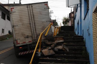 CAXIAS DO SUL, RS, BRASIL (24/09/2021)Caminhão perde freio e motorista joga veículo em escadaria de casa em Caxias. O acidente aconteceu por volta das 11h desta sexta-feira no bairro São Leopoldo. (Antonio Valiente/Agência RBS)<!-- NICAID(14898232) -->