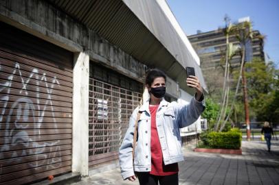 Porto Alegre, RS, Brasil, 24-09-2021: A empreendedora Bruna Zaparoli perto da Praça Cônego Marcelino, no bairro Cidade Baixa, área onde deseja abrir um restaurante. Ela criou um perfil no Instagram (@umrestaurantedozero) em que relata o processo para abrir um negócio na área de alimentação na Capital. (Foto: Mateus Bruxel / Agência RBS)Indexador: Mateus Bruxel<!-- NICAID(14897895) -->