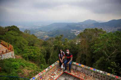 MORRO REUTER, RS, BRASIL - 18.09.2021 - Turismo na Serra aos finais de semana. Na foto, no Caminho das Serpentes Encantadas, Roberta de Bitencourt Santanna, 33 anos e João Paulo Souza da Costa, 36 anos. (Foto: Jefferson Botega/Agencia RBS)Indexador: Jeff Botega<!-- NICAID(14894352) -->