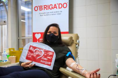 PORTO ALEGRE, RS, BRASIL - 24.09.2021 - Giane Guerra e Jocimar Farina doando sangue. (Foto: Jefferson Botega/Agencia RBS)Indexador: Jeff Botega<!-- NICAID(14898395) -->