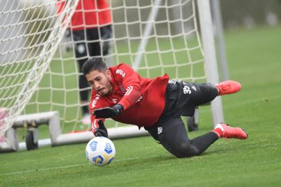 O goleiro Daniel participa de treino do Inter no CT Parque Gigante.<!-- NICAID(14898695) -->