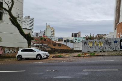 Corte de dois jacarandás na Bento Gonçalves, entre Feijó Junior e Coronel Flores.<!-- NICAID(14898730) -->