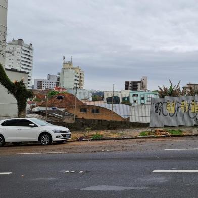 Corte de dois jacarandás na Bento Gonçalves, entre Feijó Junior e Coronel Flores.<!-- NICAID(14898730) -->