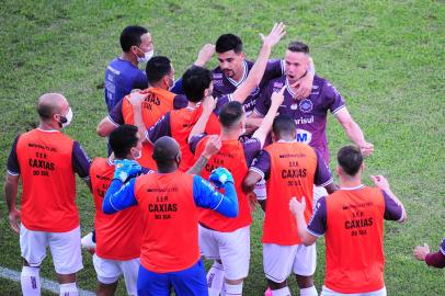 CAXIAS DO SUL, RS, BRASIL, 25/09/2021. Caxias X União Rondonópolis, jogo de ida, válido pelas oitavas de final da Série D do Campeonato Brasileiro e realizado no estádio Centenário. O jogo também marca a volta da torcida às arquibancadas. Comemoração do gol doi Caxias marcado pelo lateral esquerdo, Bruno Ré. (Porthus Junior/Agência RBS)<!-- NICAID(14899221) -->