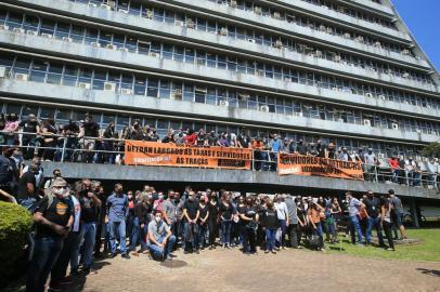 PORTO ALEGRE, RS, BRASIL,  27/09/2021-  Servidores do DETRAN protestam em Porto Alegre. Alegam defasagem salarial e custos com o Home Office; na serra, avaliadores não compareceram para provas práticas.  Foto: Ronaldo Bernardi /  Agencia RBS<!-- NICAID(14900074) -->