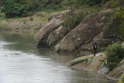 VALE REAL, RS, BRASIL (24/09/2021)Reportagem percorre pontos do Rio Cai para mostrar onde e porque ocorrem afogamentos em cidades da Serra e do Vale do Caí. Rio Caí, em outro ponto onde banhistas nadam e há pessoas pescando em Vale Real. (Antonio Valiente/Agência RBS)<!-- NICAID(14898358) -->