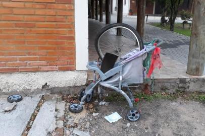 ***EM BAIXA***Araricá, RS, BRASIL,  27/09/2021- Carrinho de bebê e roda de bicicleta ficaram na RS-239 após o atropelamento de Mauro Roni Hartmann, em Araricá. Foto: Jeferson Ageitos / RBS TV<!-- NICAID(14900249) -->