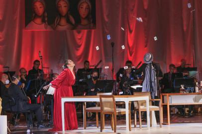 Fotos de cena da ópera O Acordo Perfeito, de Adolphe Adam, encenada pela Ospa em sua Casa da Ospa, com direção cênica de Flávio Leite e regeência de Evandro Matté. Nas fotos, os cantores Carla Domingues, Daniel Germano (de barba grisalha) e Giovanni Tristacci.<!-- NICAID(14900415) -->