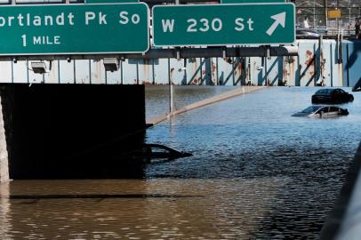 NEW YORK, NY - SEPTEMBER 02: Cars sit abandoned on a flooded highway in the Bronx following as night of heavy wind and rain from the remnants of Hurricane Ida on September 2, 2021 in New York City. Numerous people were killed in New York and tornadoes did heavy damage to parts of New Jersey as the evening storm caught many off guard with the severity of its rain and wind and flooding.   Spencer Platt/Getty Images/AFP) (Photo by SPENCER PLATT / GETTY IMAGES NORTH AMERICA / Getty Images via AFP)<!-- NICAID(14879247) -->