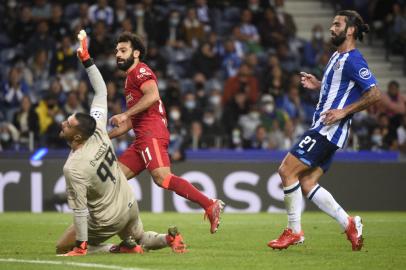 Liverpools Egyptian forward Mohamed Salah scores his teams second goal during the UEFA Champions League first round group B footbal match between Porto and Liverpool at the Dragao stadium in Porto on September 28, 2021. (Photo by MIGUEL RIOPA / AFP)Editoria: SPOLocal: PortoIndexador: MIGUEL RIOPASecao: soccerFonte: AFPFotógrafo: STR<!-- NICAID(14901382) -->