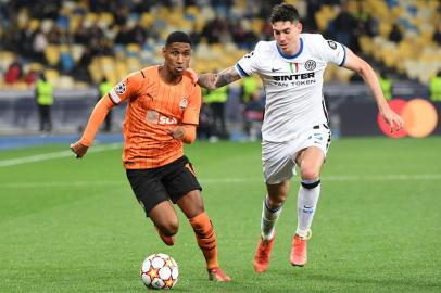 Shakhtar Donetsks Brazilian forward Tete (L) and Inter Milans Italian defender Alessandro Bastoni vie for the ball during the UEFA Champions League football match between Shakhtar Donetsk and Inter Milan at the Olympic Stadium in Kiev on September 28, 2021. (Photo by Sergei SUPINSKY / AFP)Editoria: SPOLocal: KievIndexador: SERGEI SUPINSKYSecao: soccerFonte: AFPFotógrafo: STF<!-- NICAID(14901488) -->