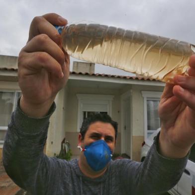 PORTO ALEGRE, RS, BRASIL,  29/09/2021- Moradores reclamam de água escura saindo das torneiras, na zona sul de Porto Alegre. Na foto,  Ildefonso Dias, 42 anos, morador do Residencial Veneto. Foto: Lauro Alves  / Agencia RBS<!-- NICAID(14901758) -->