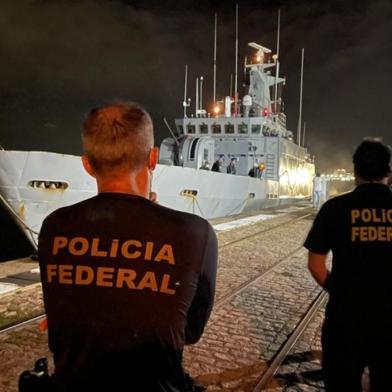 Polícia Federal e Marinha apreendem mais de meia tonelada de haxixe em veleiro<!-- NICAID(14901780) -->