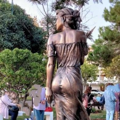 Estátua inaugurada em Satri, na Itália, é acusada de machismo<!-- NICAID(14901803) -->