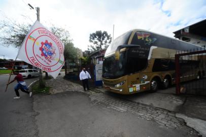 CAXIAS DO SUL, RS, BRASIL, 29/09/2021. Ônibus com a delegação do Caxias, deixa o estádio Centenário. O Caxias viaja para enfrentar o Unão Rondonópolis pelo jogo da volta das oitavas de finao da série D do Campeonato Brasileiro. Alguns integrantes da torcida organizada Falange Grená foram incentivar os atletas. (Porthus Junior/Agência RBS)<!-- NICAID(14902151) -->