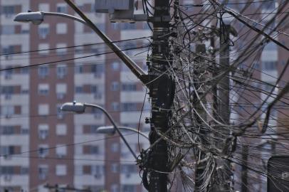 PORTO ALEGRE, RS, BRASIL,  27/09/2021- O problema do emaranhado dos fios de luz e telefonia nos postes de POA, que a CEEE quer resolver. Fotos na Azenha.  Foto: Lauro Alves / Agencia RBS<!-- NICAID(14900165) -->