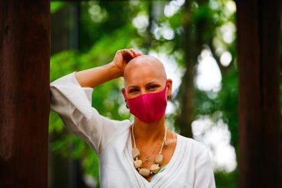 CANOAS, RS, BRASIL - 24.09.2021 - A reportagem para marcar o Outubro Rosa vai reunir iniciativas de gaúchas que estão lutando ou venceram o câncer de mama e querem inspirar outras mulheres com suas histórias. Elas criaram projetos ou compartilham suas trajetórias nas redes sociais. Na foto, Michelle Manfroi. (Foto: Félix Zucco/Agencia RBS)<!-- NICAID(14898420) -->