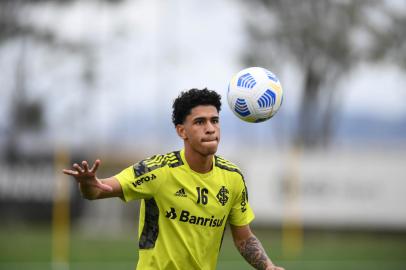 O lateral-esquerdo Paulo Victor participa de treino do Inter no CT Parque Gigante.<!-- NICAID(14894225) -->