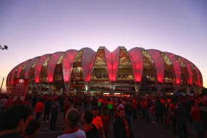 PORTO ALEGRE, RS, BRASIL, 18/09/2019- Movimentação de torcedores no entorno do estádio Beira-Rio. (FOTOGRAFO: ANDRÉ ÁVILA / AGENCIA RBS)<!-- NICAID(14254377) -->